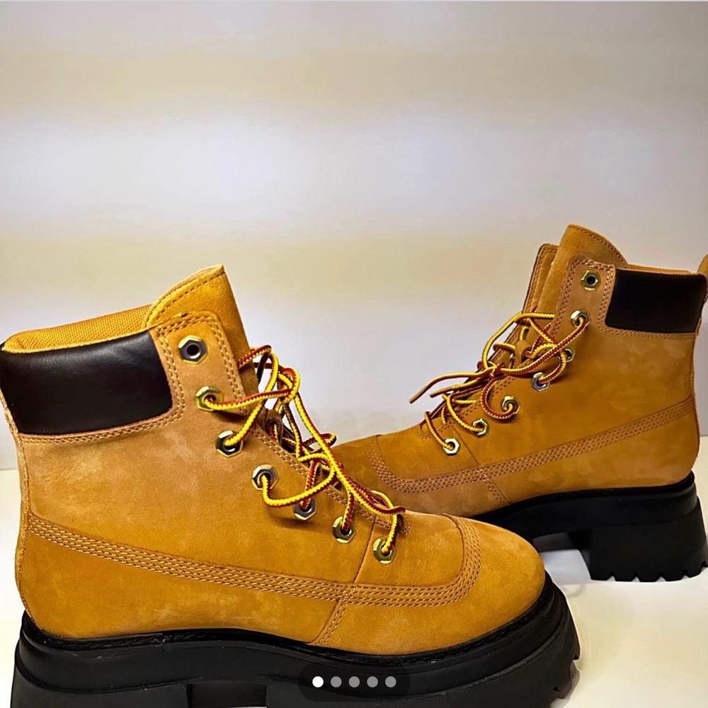 Timberland Platform Tan Boots - Picture 3 of 3